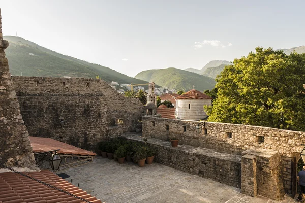 Antigua fortaleza en Budva Montenegro en la playa con antiguas paredes de piedra — Foto de Stock