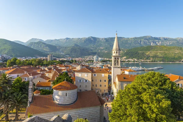 O velho Budva. Casas, ruas e becos da cidade. Montenegro — Fotografia de Stock