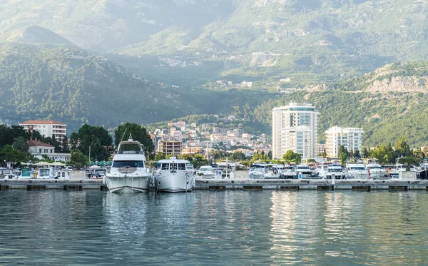 Pobřeží Středozemního moře, pláže, hotely v Budvě horami v pozadí. Černá Hora — Stock fotografie
