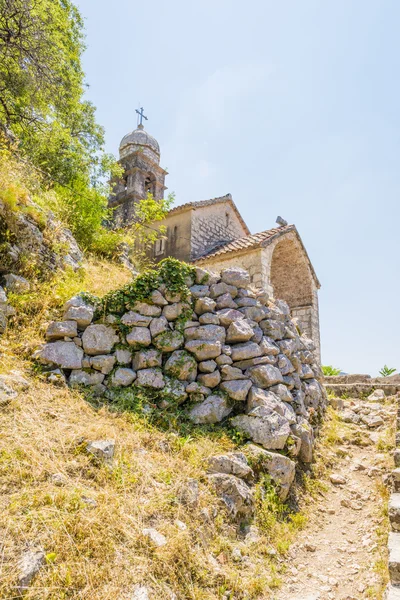 Opevněné město svatého Jana ve městě kotor. hradby v horách a po schodech nahoru. ruiny starých zdí — Stock fotografie