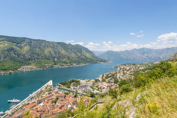 Vista da cidade velha de Kotor em. Telhados de azulejos vermelhos e fiorde sul da baía — Fotografia de Stock