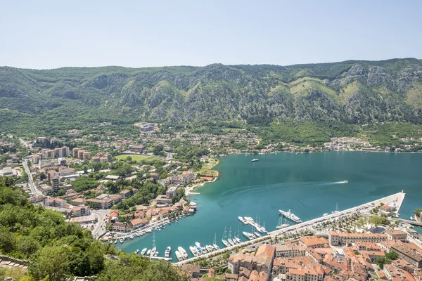 Pohled na staré město kotor na. červené Taškové střechy a zátoky Jižní fjord — Stock fotografie