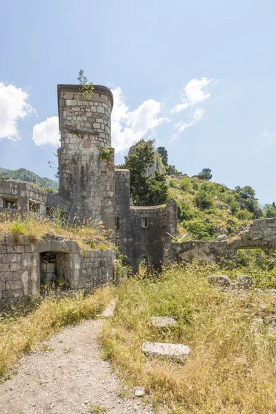 Ciudad amurallada de San Juan en la ciudad de Kotor. Las murallas de la ciudad en las montañas y las escaleras subiendo. Ruinas de viejo muro — Foto de Stock