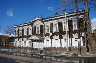 Kışın Rusya 'nın Sibirya kentindeki İrkutsk' ta geleneksel ev