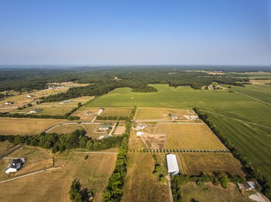 tarım alanları ve ağaçları Orta-Batı Missouri sabah erken havadan görünümü