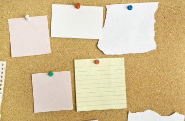 Üzerinde notlar olan mantar panosu.