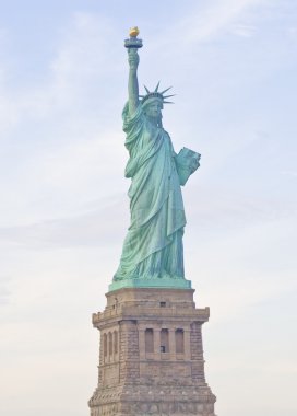 new York'taki Özgürlük heykeli önden görünümü