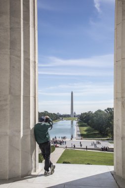 Washington Anıtı ve bayrakları çemberi