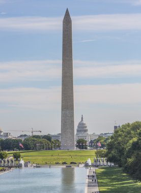 Washington Anıtı ve bayrakları çemberi