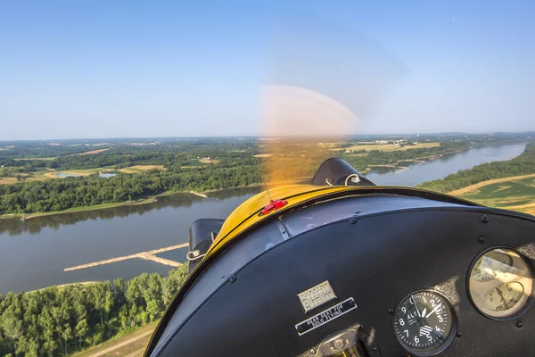 Flygfoto över missouri flod från vintage flygplan cockpit — Stockfoto