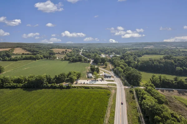 Vue aérienne des champs et des arbres de la ferme dans le centre-ouest du Missouri tôt le matin — Photo