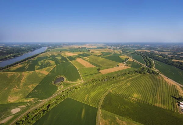 Vista aérea de campos agrícolas e árvores no centro-oeste de Missouri no início da manhã — Fotografia de Stock