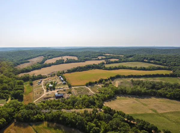 Luchtfoto van boerderij velden en bomen in mid-westen missouri vroeg in de ochtend — Stockfoto