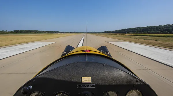 Vista desde pequeñas aeronaves que gravan desde la pista —  Fotos de Stock