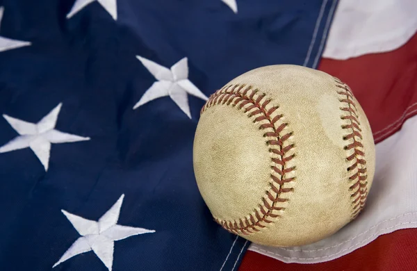 Бейсбол высшей лиги с американским флагом и перчаткой — стоковое фото