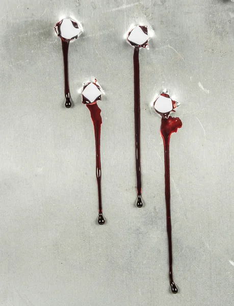 Кровавые огнестрельные отверстия с капельницами крови — стоковое фото