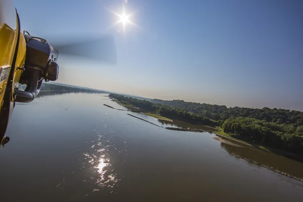 Flygfoto över missouri flod från vintage flygplan cockpit — Stockfoto