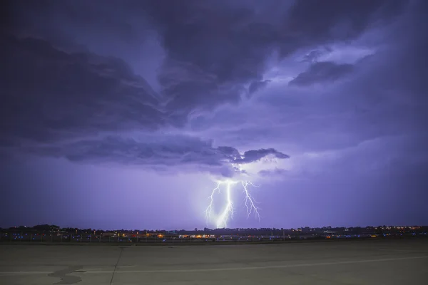 Tempesta di fulmini con forti nubi di tempesta — Foto Stock