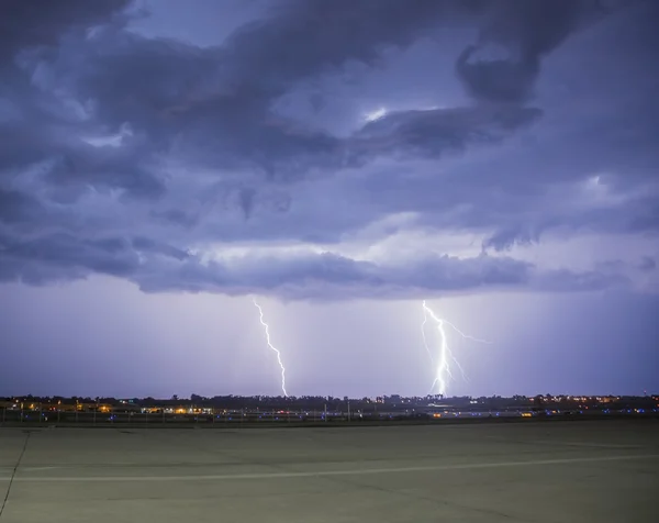 Tormenta eléctrica con fuertes nubes de tormenta — Foto de Stock