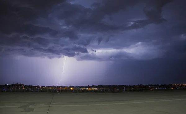 Tempesta di fulmini con forti nubi di tempesta — Foto Stock