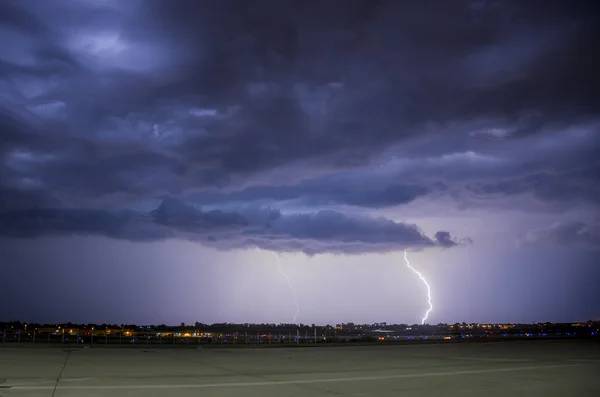 Tormenta eléctrica con fuertes nubes de tormenta — Foto de Stock