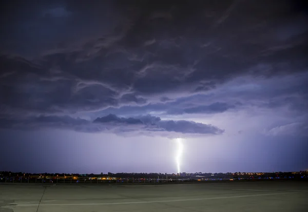 Tempesta di fulmini con forti nubi di tempesta — Foto Stock