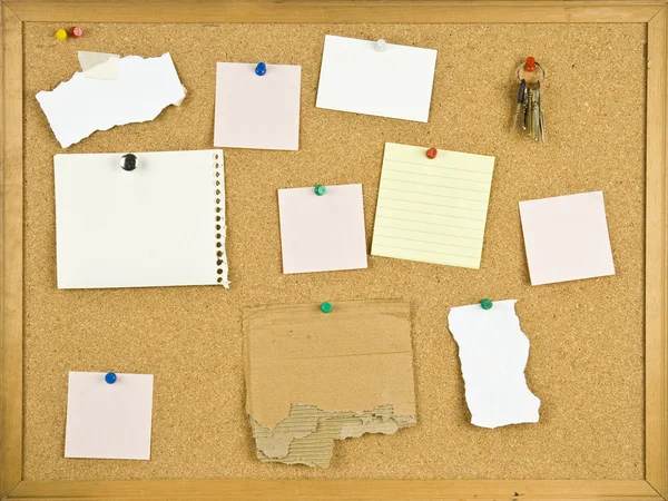 Tablón de anuncios de corcho con notas en blanco . — Foto de Stock