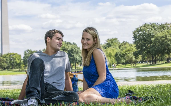 Meisje en jongen in het park — Stockfoto