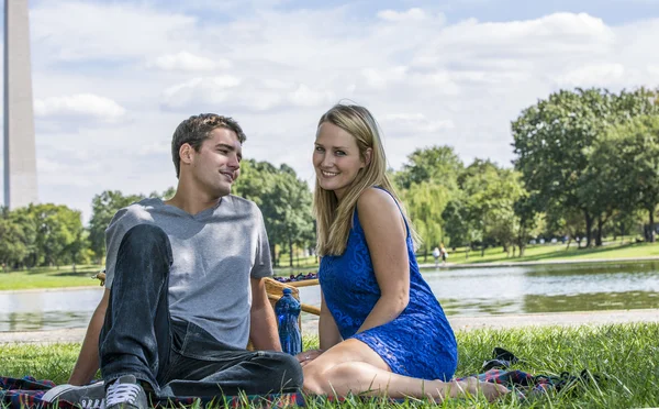 Niña y niño en el parque — Foto de Stock