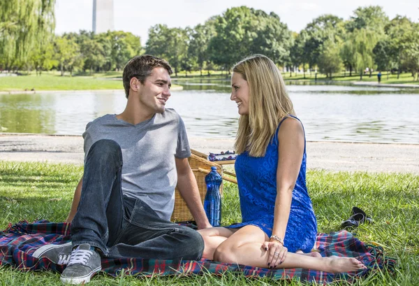 Menina e menino no parque — Fotografia de Stock