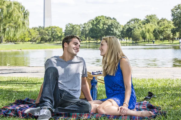 Menina e menino no parque — Fotografia de Stock