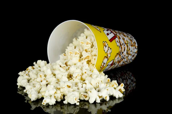 Popcorn i en behållare som spillts — Stockfoto