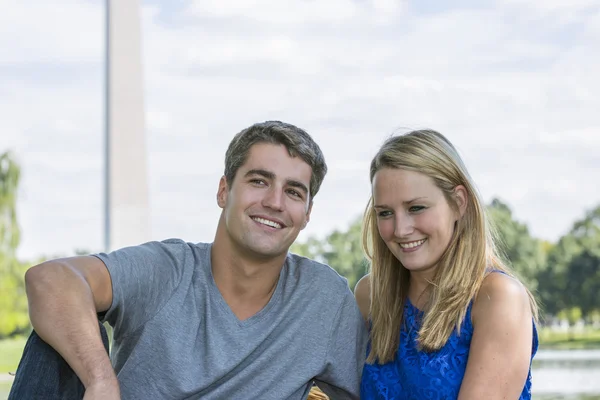 Mädchen und Junge im Park — Stockfoto