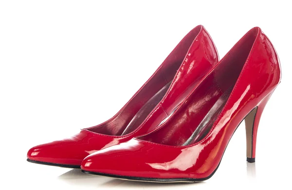 Zapatos rojos de tacón alto para mujer sobre fondo blanco — Foto de Stock