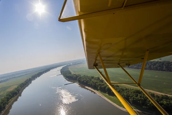 Luchtfoto van missouri rivier vanuit vintage vliegtuig cockpit — Stockfoto
