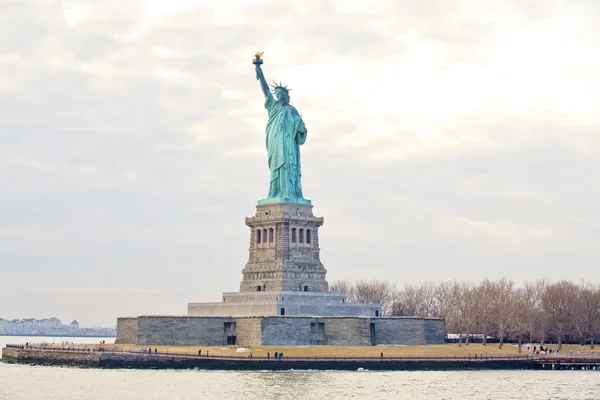 Čelní pohled sochu svobody v new Yorku — Stock fotografie