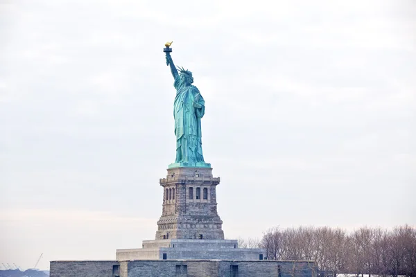 Čelní pohled sochu svobody v new Yorku — Stock fotografie