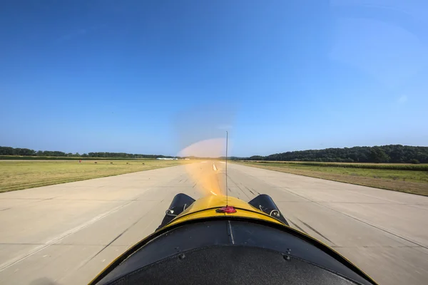 Uitzicht vanaf kleine vliegtuigen die opstijgen vanaf landingsbaan — Stockfoto