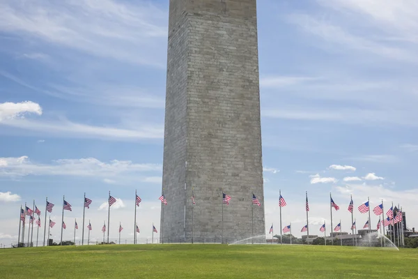 Washington-emlékmű és a kör zászlók — Stock Fotó