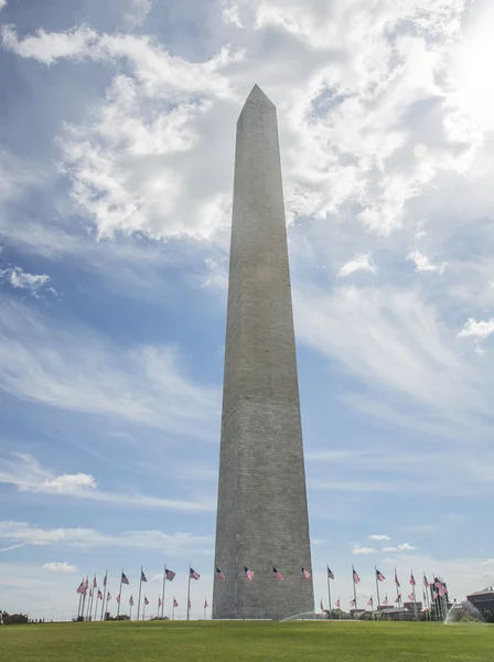 Washington Anıtı ve bayrakları çemberi — Stok fotoğraf