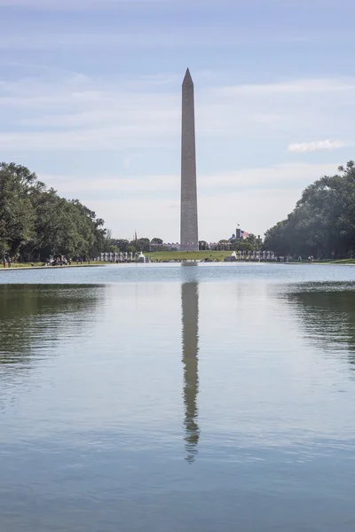 Washington Monumento e círculo de bandeiras — Fotografia de Stock