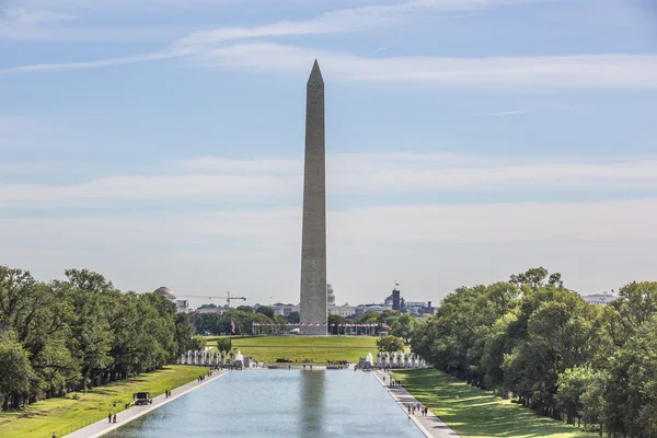 Washington Anıtı ve bayrakları çemberi — Stok fotoğraf