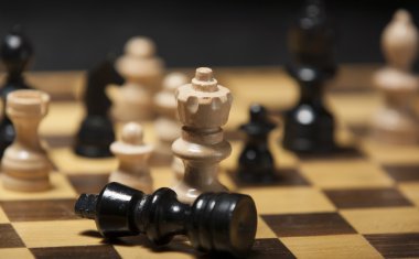 satranç taşları bir satranç tahtası tablo