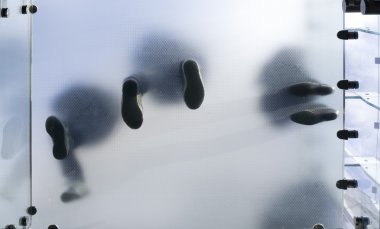 alt cam üzerinde duran