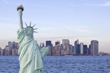 arka planda new york skyline ile Özgürlük heykeli