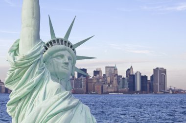 arka planda new york skyline ile Özgürlük heykeli