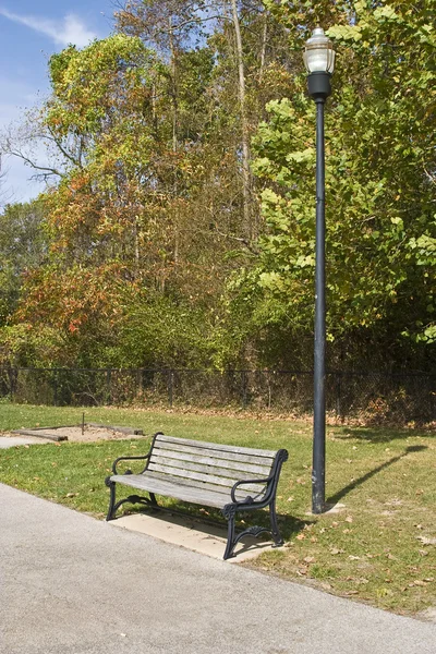 Banco en un parque tranquilo — Foto de Stock