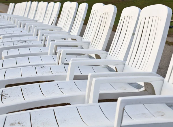 Lounge chairs lined up at beach on lake — Zdjęcie stockowe