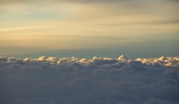 Nuages sur ciel bleu — Photo