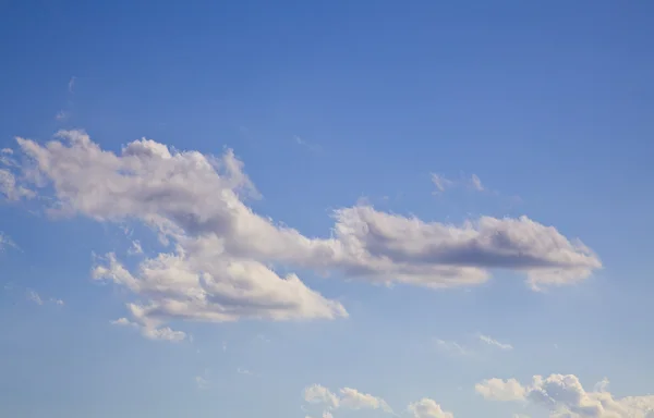 Wolken am blauen Himmel — Stockfoto